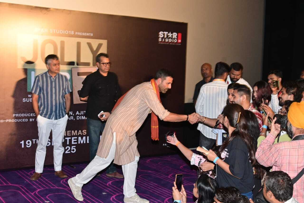 Later, Akshay Kumar was even seen personally greeting the paps and audience. He wore a Kurta pyjama with white sneakers and a red stole in his hand.